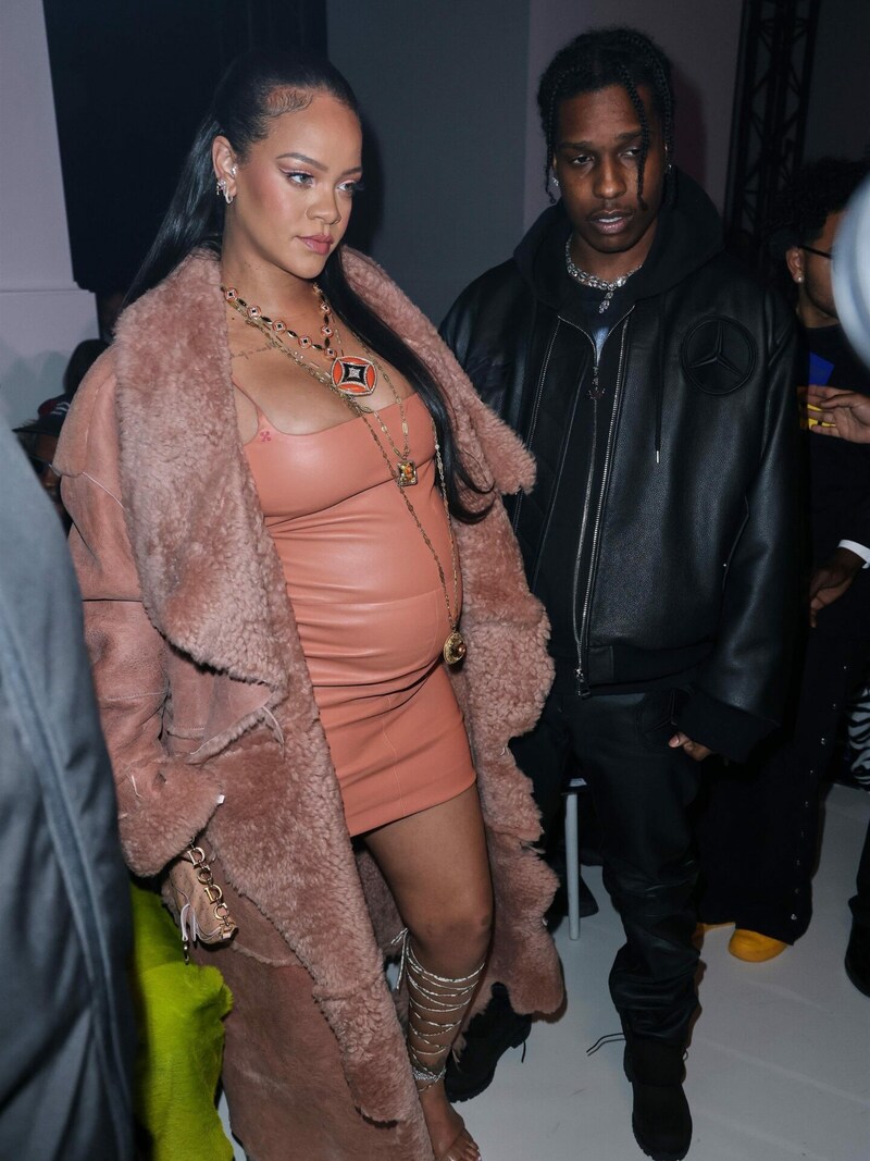 Bei der Show des Labels Off-White in Paris trug Rihanna ein knallenges Lederkleid über ihrem Babybauch. (Bild: www.PPS.at)