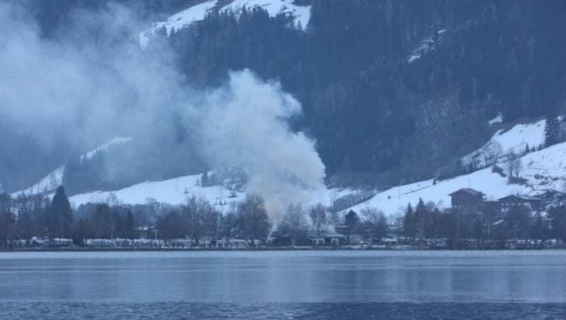 Auch Stunden nach der Explosion war der Brand in Zell noch nicht gelöscht. (Bild: Roland Hoelzl)