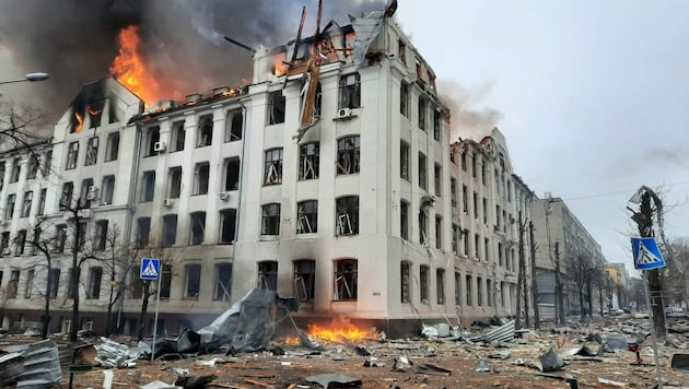 Das Gebäude der Regionalpolizei von Charkiw wurde von Raketenbeschuss heftig getroffen. (Bild: APA/AFP/UKRAINE EMERGENCY MINISTRY PRESS SERVICE)