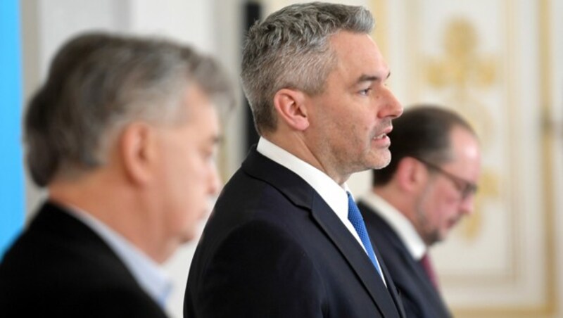 Vizekanzler Werner Kogler (Grüne), Bundeskanzler Karl Nehammer (ÖVP) und Außenminister Alexander Schallenberg (ÖVP) (Bild: APA/ROLAND SCHLAGER)