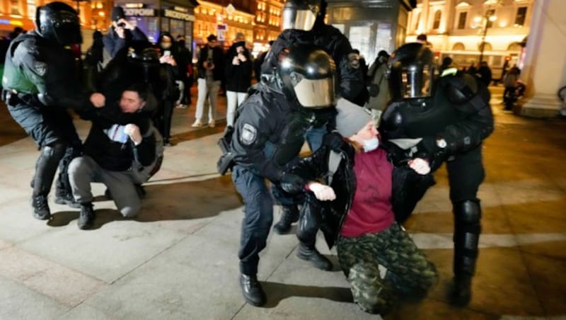 Trotz Massenfestnahmen gehen immer wieder Menschen in Russland gegen den Krieg auf die Straße. (Bild: AP)