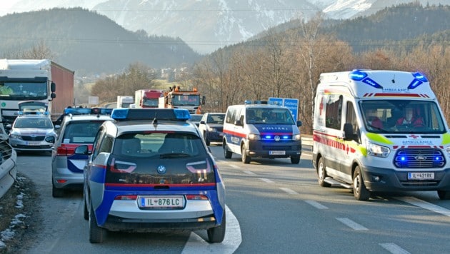 Auf der A12 bei Wattens kam es zum Großeinsatz der Polizei. (Bild: zoom.tirol)