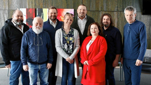 Bürgermeister Ranits (3. v. l.) und Bürgermeister Franz Werdenich (5. v. l.) heißen Dr. Roszuczky (M.) herzlich willkommen. (Bild: Gemeinde Gattendorf)