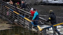 Flüchtende Menschen in Kiew (Bild: AP)