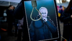 Diese Demonstranten in Litauen würden Kremlchef Wladimir Putin am Liebsten am Galgen hängen sehen. (Bild: AP)