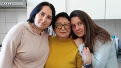 Natalia (li.) und Anastasiia Proskurnia mit ihrer Mutter Ludmylla Taranova, die aus Charkiw nach Graz gekommen ist. (Bild: Christian Jauschowetz)