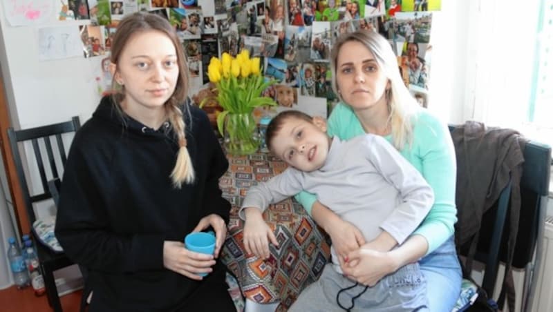 Katyrina Litvinova, ihr Sohn Nikita und ihre Freundin Mariia Dolhova, sind am 24. Februar um 6 Uhr von Charkiw aufgebrochen. Sie haben die Schüsse hinter sich gelassen und sind nach drei Tagen Fahrt an der polnischen Grenze angekommen. (Bild: Christian Jauschowetz)