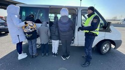 Traurige Bilder vom grenznahen Bahnhof Przemysl im Südosten Polens: Mit vier Kindern begab sich diese Ukrainerin auf die Flucht - von Nickelsdorf aus ging die Reise dann mit einem deutschen Verwandten weiter. (Bild: Christian Schulter)