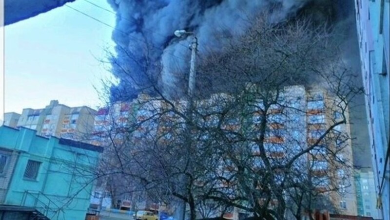 Diese Rauchschwaden fotografierte die Familie von ihrem Haus aus - eine Bombe hat ein Einkaufszentrum getroffen. (Bild: zVg)