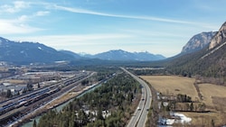 Autobahn, Wald und Fluss trennen Logistik vom Bahnhof. (Bild: Hermann Sobe)