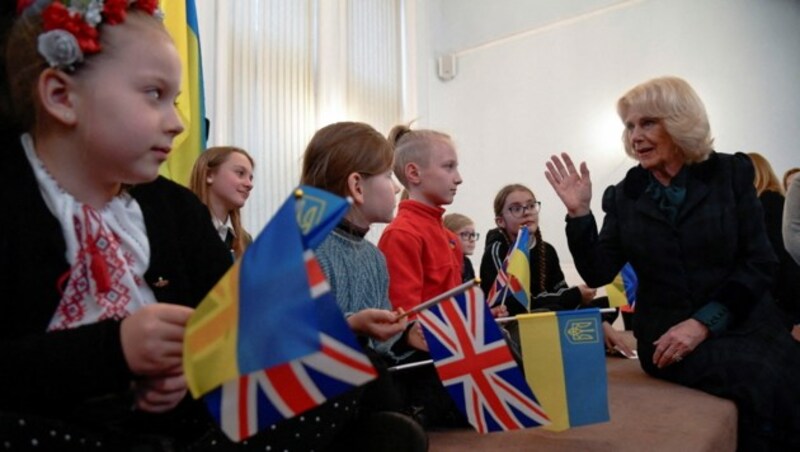 Herzogin Camilla im Gespräch mit Schulkindern. (Bild: AFP)