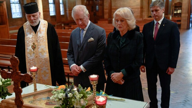 Emotionaler Termin: Prinz Charles und Herzogin Camilla besuchten in London die ukrainische Kathedrale und zündeten dort Kerzen an. (Bild: AFP)