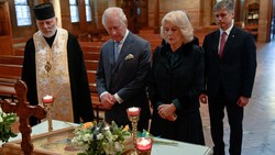 Emotionaler Termin: Prinz Charles und Herzogin Camilla besuchten in London die ukrainische Kathedrale und zündeten dort Kerzen an. (Bild: AFP)
