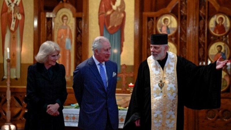 Herzogin Camilla und Prinz Charles im Gespräch mit dem Bischof Kenneth Nowakowski (Bild: AFP)