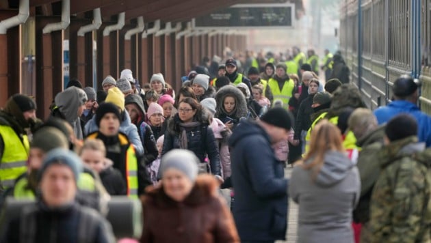 Ukrainische Flüchtlinge bei ihrer Ankunft auf dem Bahnhof in der polnischen Stadt Przemysl (Bild: Associated Press.)