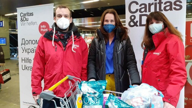 Gemeinsamer Einsatz für die Flüchtlinge aus der Ukraine: Maggie Entenfellner und Sabine Rauscher von der Volkshilfe haben Tierfutter zum Infostand der Caritas am Wiener Hauptbahnhof gebracht. (Bild: zVg)