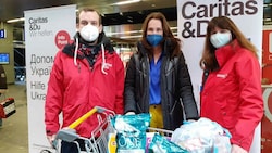 Gemeinsamer Einsatz für die Flüchtlinge aus der Ukraine: Maggie Entenfellner und Sabine Rauscher von der Volkshilfe haben Tierfutter zum Infostand der Caritas am Wiener Hauptbahnhof gebracht. (Bild: zVg)