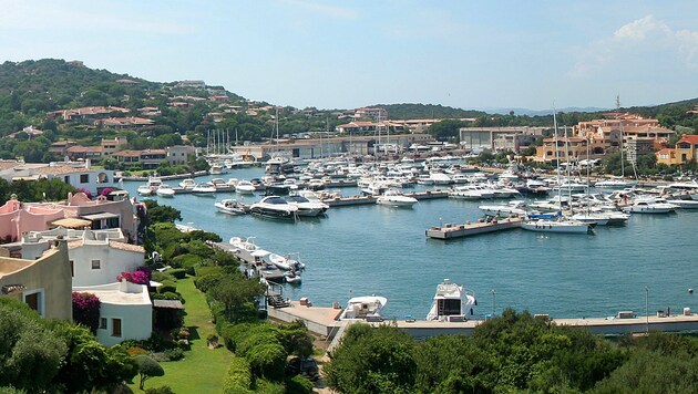 Der Jachthafen des Urlaubsortes Porto Cervo an der Costa Smeralda (Bild: Wikipedia/Heinz-Josef Lücking (CC BY-SA 3.0 de))