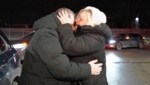 Ya está hecho: Alena Amschl, notablemente molesta, finalmente puede abrazar al ayudante Evgenij en la ciudad fronteriza húngara de Záhony.  (Imagen: Pail Sepp)