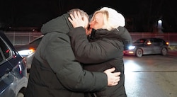 Es ist geschafft: Merklich aufgelöst kann Alena Amschl Helfer Evgenij in der ungarischen Grenzstadt Záhony endlich in die Arme schließen. (Bild: Pail Sepp)
