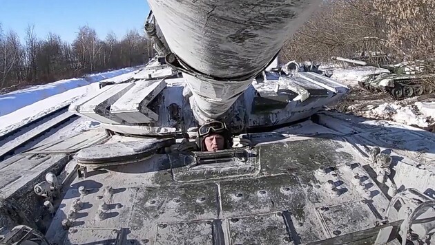 Ein russischer Panzerfahrer in seinem T-72 (Bild: Russian Defense Ministry Press Service)