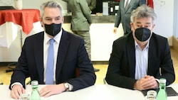 Karl Nehammer (ÖVP, li.) und Vizekanzler Werner Kogler (Grüne) (Bild: APA/FLORIAN WIESER)