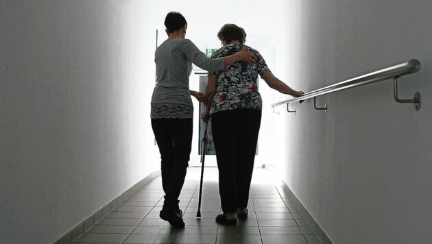 Die Leiterin eines Pflegeheims ließ sich von ihren Mitarbeitern betreuen (Symbolbild). (Bild: APA /picturedesk.com/Helmut Fohringer)