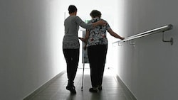 Die Leiterin eines Pflegeheims ließ sich von ihren Mitarbeitern betreuen (Symbolbild). (Bild: APA /picturedesk.com/Helmut Fohringer)