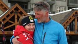 Papa Norbert Egger überraschte seine Tochter Magdalena mit seinem Besuch bei den Juniorenweltmeisterschaften in Kanada. (Bild: Peter Weihs/Kronenzeitung)