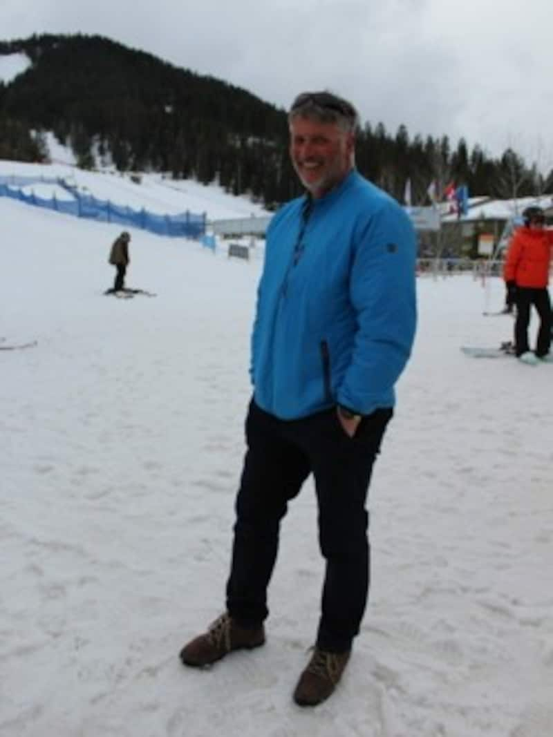 Norbert Egger war klar: „Bei der letzten Juniorenweltmeisterschaft von Mäggy muss ich dabei sein. Egal wie.“ Und so überraschte er seine Tochter im Panorama Village. (Bild: Peter Weihs/Kronenzeitung)