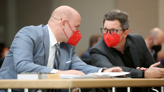 SPÖ-Politiker Peter Binder (li) und M. Lindner bei Sitzung (Bild: Land OÖ/Denise Stinglmayr)
