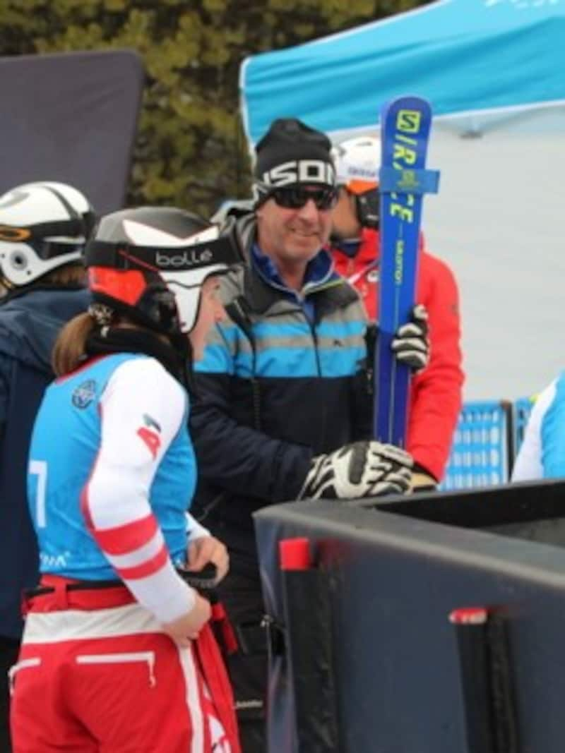 Papa Stefan Bürgler unterstützt seine Tochter Viktoria beim Junioren-WM-Debüt vor Ort in Panorama. (Bild: Peter Weihs/Kronenzeitung)