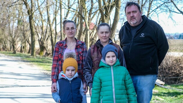 Endlich in Sicherheit! Luba (49), ihre Tochter Ivanka (26), Artem (8) und Nasar (5) am Traktor; Martin Schmid, Landwirt in Alkoven. (Bild: Einöder Horst)