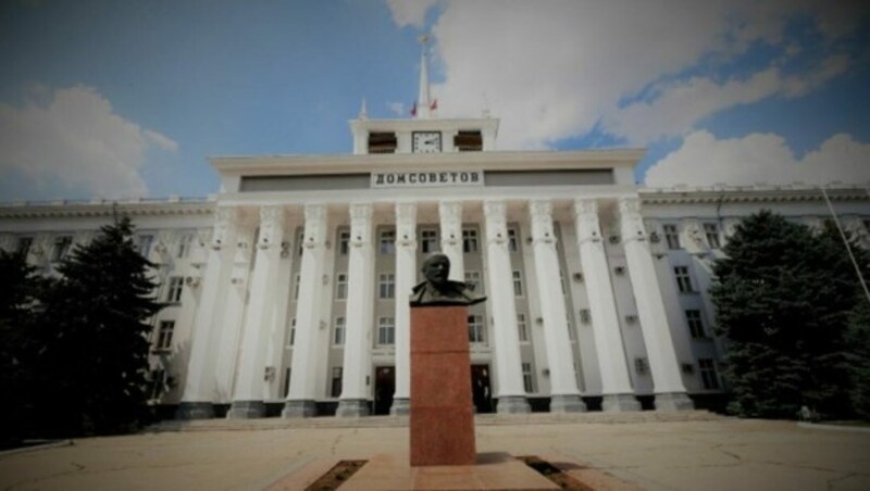 Vor dem Rathaus in Tiraspol (Transnistrien) steht die Lenin-Statue. (Bild: sos)