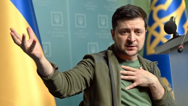 Der ukrainische Präsident Selenskyj bittet den Westen eindringlich um militärische Hilfe. (Bild: APA/AFP/Sergei SUPINSKY)