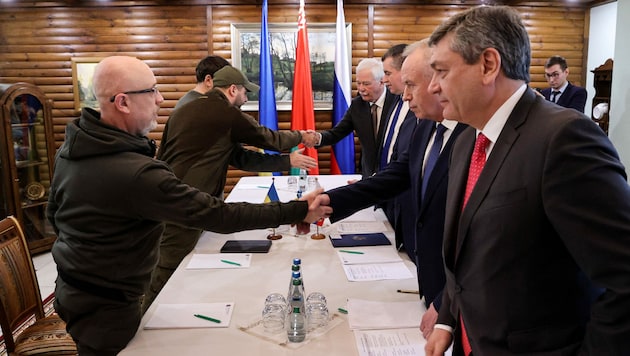Anfang März: Erfolglose Verhandlungen der ukrainischen (li.) und der russischen Delegation (Bild: APA/AFP/BELTA/Maxim GUCHEK)