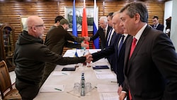 Anfang März: Erfolglose Verhandlungen der ukrainischen (li.) und der russischen Delegation (Bild: APA/AFP/BELTA/Maxim GUCHEK)