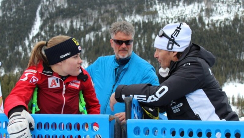 Magdalena Egger, Papa Norbert und Head-Rennsportleiter Rainer Salzgeber mussten im Ziel lange warten, (Bild: Peter Weihs/Kronenzeitung)