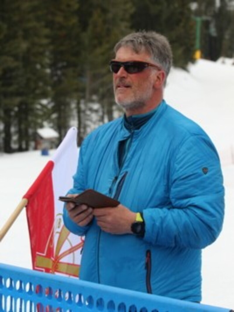 Norbert Egger hatte extra die Fahne des Ski Club Arlberg mit nach Panorama gebracht. (Bild: Peter Weihs/Kronenzeitung)