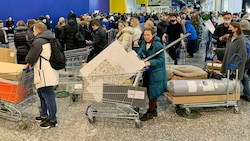 IKEA schließt ab Freitag seine Standorte in Russland. Am Donnerstag gab es großen Andrang auf das Möbelhaus. (Bild: AP)