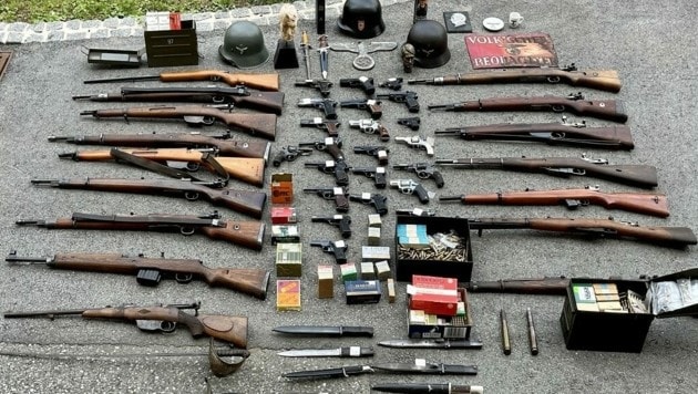 Die beim 47-Jährigen sichergestellten Waffen und Devotionalien (Bild: LPD Steiermark)