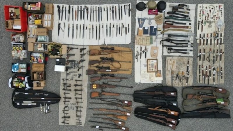 Sichergestellte Waffen und Gegenstände im Besitz des 61-Jährigen (Bild: LPD Steiermark)