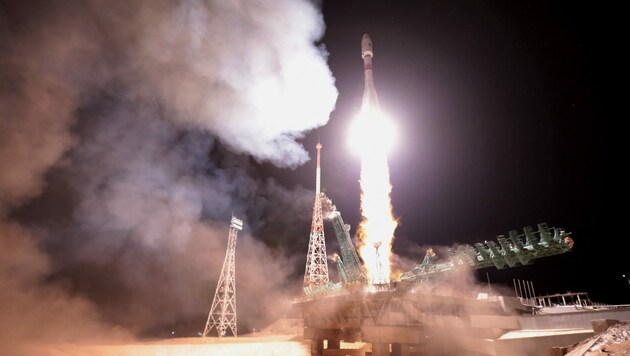 Bild aus besseren Tagen: Eine russische Soyuz-2.1b-Rakete startet mit britischen OneWeb-Satelliten vom kasachischen Kosmodrom in Baikonur ins All. (Bild: AFP)