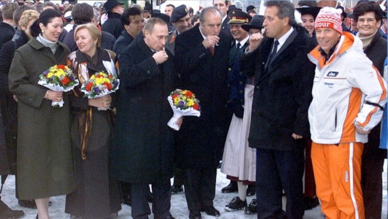 St. Anton 2001: Putin (3. v. li.) mit seiner Frau (2. v. li.) wird von Margot Löffler-Klestil, Thomas Klestil, Wendlin Weingartner und Peter Schröcksnadel in Empfang genommen (Bild: GEPA)