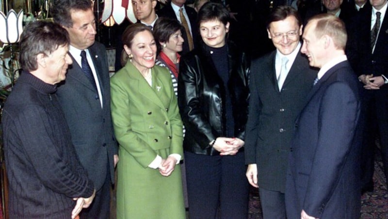 Putin (ganz rechts) mit Schröcksnadel, Weingartner, Ferrero-Waldner, Riess-Passer und Schüssel (Bild: GEPA pictures)