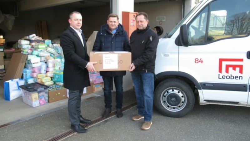 Bürgermeister Kurt Wallner (m.) bedankt sich bei den Gemeindebediensteten Mario Stranimaier (l.) und Gerhard Bachkönig (r.) für ihren Einsatz und wünscht eine unfallfreie Fahrt. (Bild: Leopress)