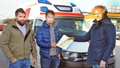 Kendlinger (re.), Sohn und Schwiegersohn bei Autoübergabe (Bild: Pressefoto Franz Crepaz)