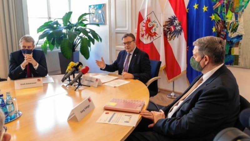 Erich Entstrasser (Tiwag), LH Günther Platter und Georg Tollinger (Tigas) beruhigen die Bevölkerung (von links). (Bild: Die Fotografen)