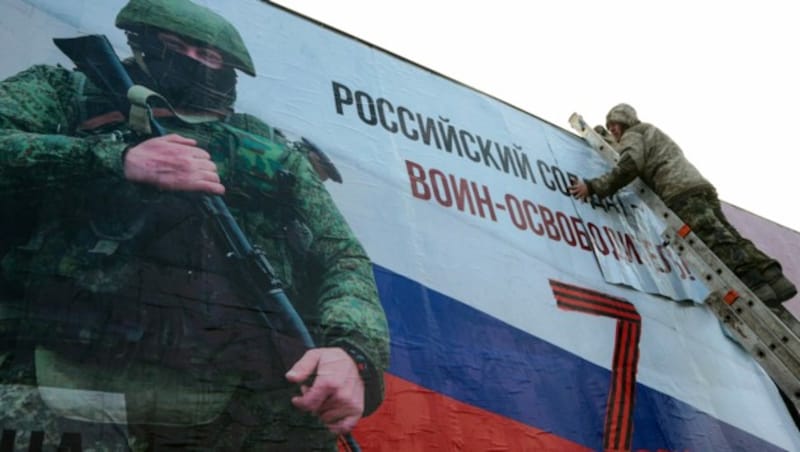 „Ein russischer Soldat ist ein Befreier!“, ist auf einem Propaganda-Plakat in der Krim-Stadt Simferopol zu lesen. Die ukrainische Bevölkerung dürfte das wohl etwas anders sehen ... (Bild: AFP)