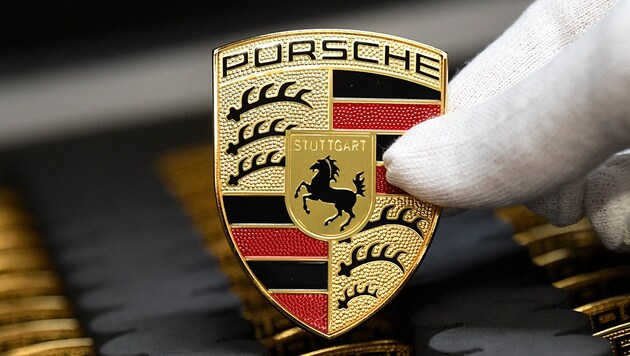 Porsche will die Preise offenbar um sechs Prozent anheben. (Bild: APA/AFP/THOMAS-KIENZLE)